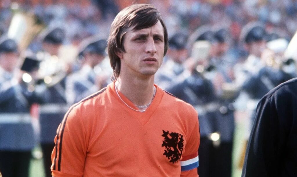 Johan Cruyff: Futbolu dəyişdirən və oyunçu və məşqçi nəsillərini ruhlandıran dahi